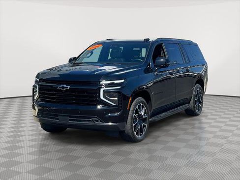 Used 2025 Chevrolet Suburban RST w/ Comfort Package AWD/4WD image 3