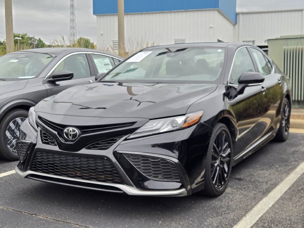 Used 2022 Toyota Camry XSE FWD image 3