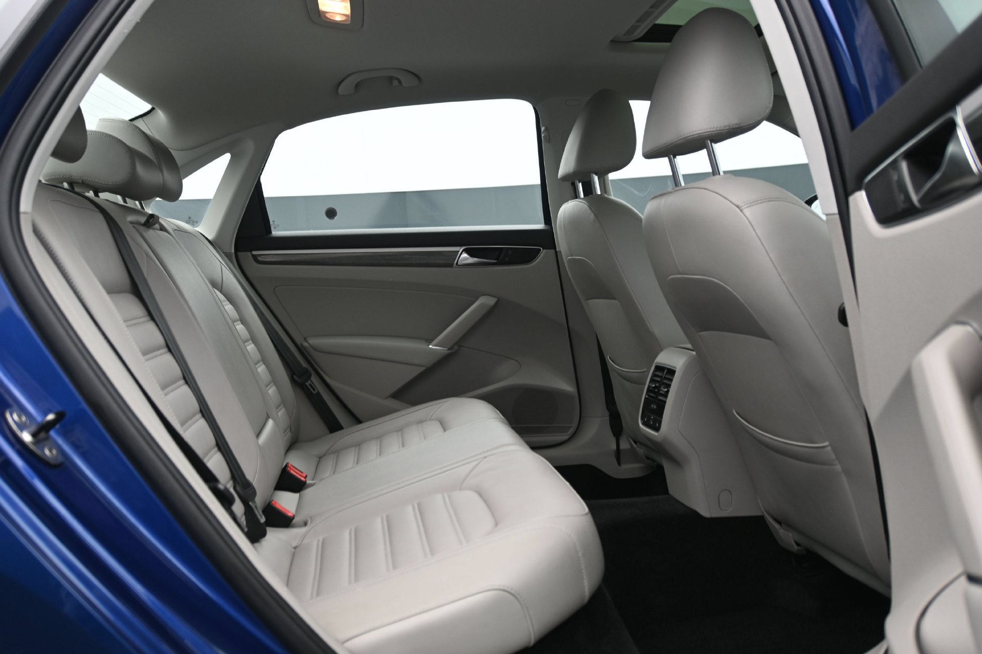 Used 2017 Volkswagen Passat 1.8T SEL Premium FWD image 14