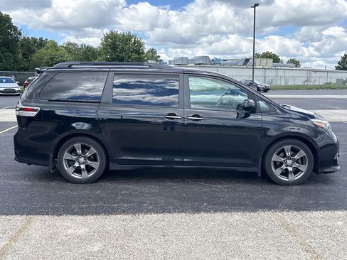 Used 2017 Toyota Sienna SE w/ SE Preferred Package FWD image 2