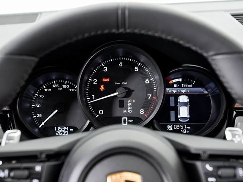 Used 2025 Porsche Macan image 16