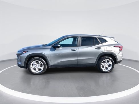 Used 2024 Chevrolet Trax LS w/ LS Convenience Package image 5