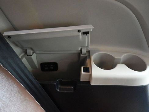 Used 2018 Toyota Sienna Limited image 38