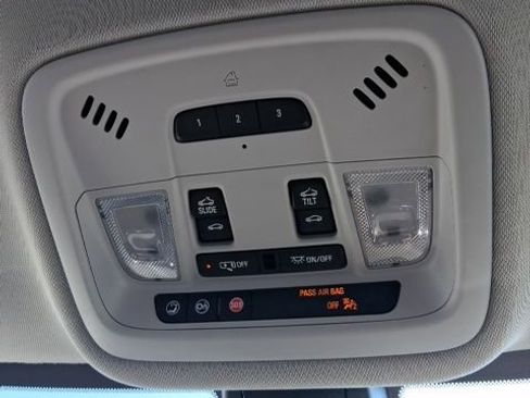 Used 2021 Chevrolet Traverse RS image 29