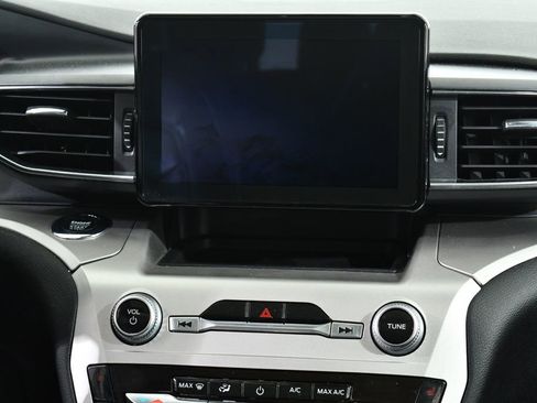 Used 2021 Ford Explorer XLT w/ Equipment Group 202A AWD/4WD image 9