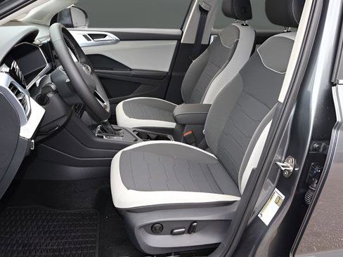 Certified 2025 Volkswagen Taos SE FWD image 12
