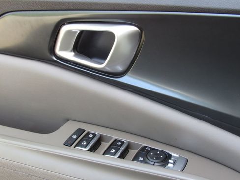 Used 2025 Kia Carnival FWD image 35