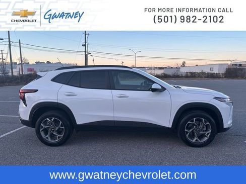 Used 2025 Chevrolet Trax LT w/ LT Convenience Package image 4