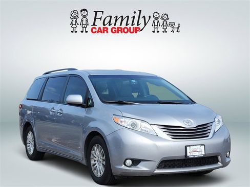 Used 2017 Toyota Sienna XLE Premium image 2