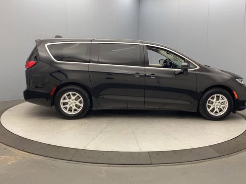 Used 2023 Chrysler Pacifica Touring-L FWD image 6