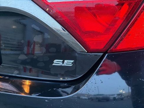 Used 2017 Toyota Camry SE w/ Moonroof Package image 9