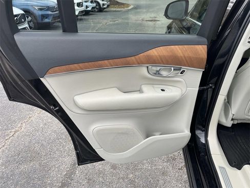 Used 2022 Volvo XC90 T6 Momentum w/ Climate Package image 18