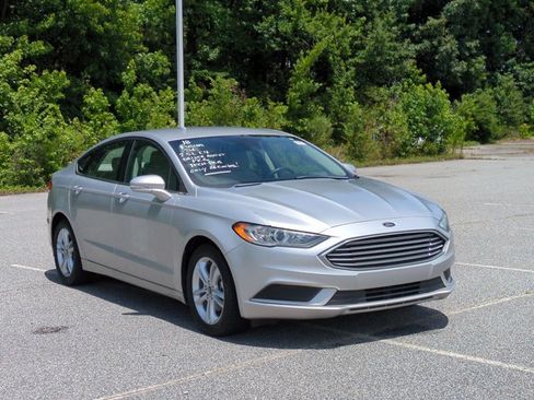 Certified 2018 Ford Fusion SE FWD image 1