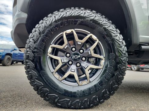 Used 2025 Chevrolet Colorado ZR2 w/ Technology Package AWD/4WD image 24