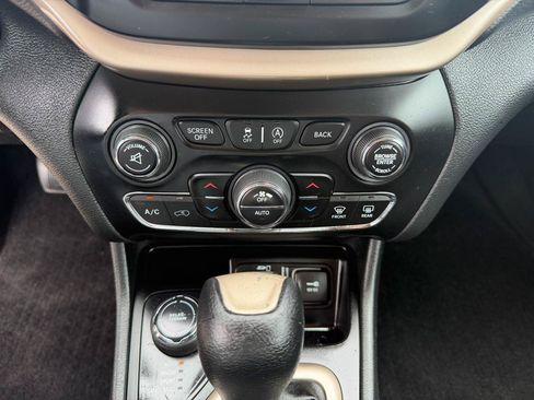 Used 2015 Jeep Cherokee Latitude w/ Comfort/Convenience Group AWD/4WD image 14