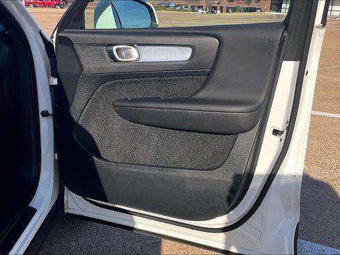 Used 2019 Volvo XC40 T5 Momentum image 28