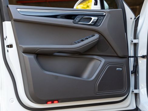 Certified 2025 Porsche Macan image 21