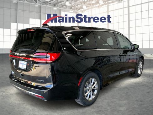 New 2026 Chrysler Pacifica Limited image 5