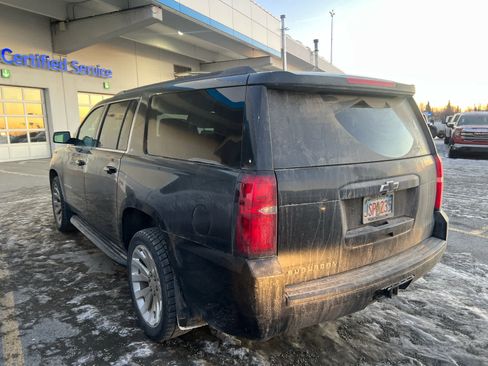 Used 2020 Chevrolet Suburban LT w/ Luxury Package image 3