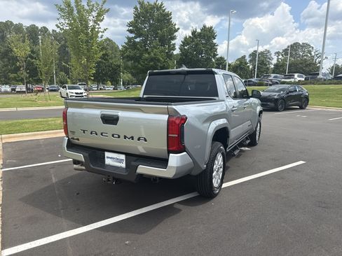 Used 2025 Toyota Tacoma SR5 AWD/4WD image 10