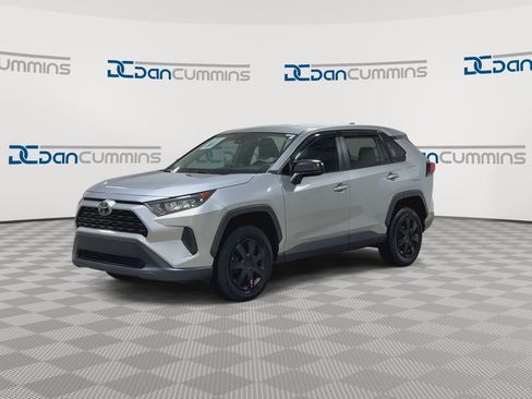 Used 2022 Toyota RAV4 LE AWD/4WD image 4