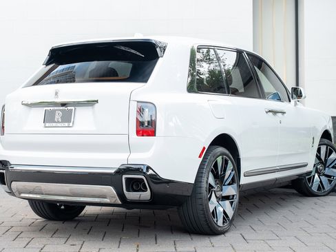 Used 2025 Rolls-Royce Cullinan image 3