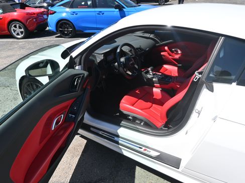 Used 2018 Audi R8 V10 w/ Premium Package RWD image 38