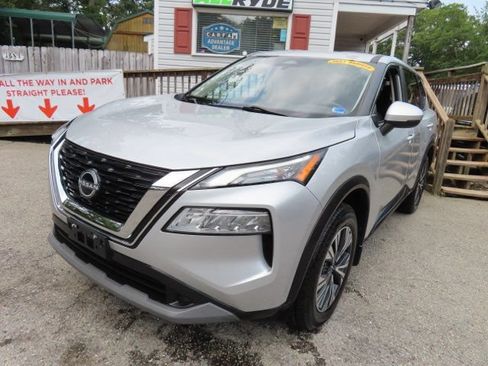 Used 2022 Nissan Rogue SV FWD image 2