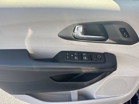 Used 2024 Chrysler Pacifica Touring-L FWD image 10