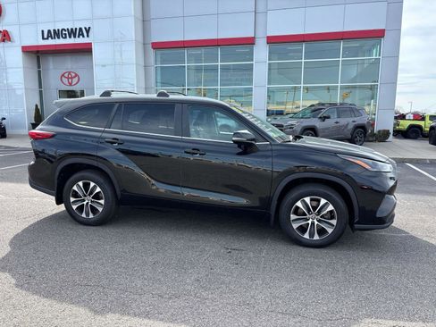 Used 2023 Toyota Highlander XLE image 2