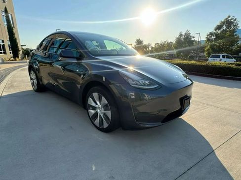 Used 2024 Tesla Model Y Long Range AWD/4WD image 3