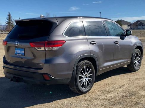 Used 2018 Toyota Highlander SE image 8