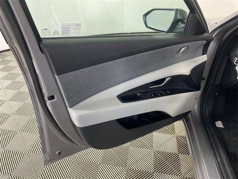 New 2025 Hyundai Elantra Limited image 16