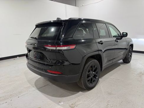 Used 2025 Jeep Grand Cherokee Altitude image 6