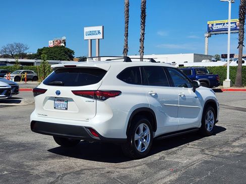 Used 2021 Toyota Highlander LE FWD image 7