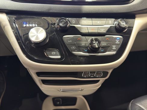 Used 2024 Chrysler Pacifica Touring-L image 31