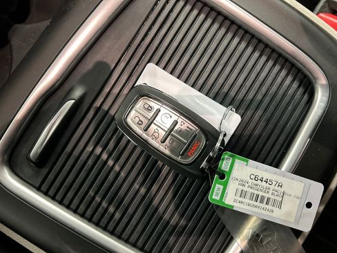 Used 2024 Chrysler Pacifica Touring-L image 22