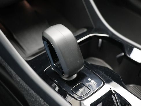 Used 2025 Volvo XC40 B5 Plus image 25