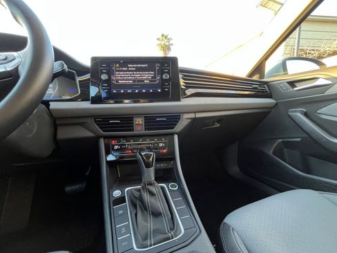 Used 2025 Volkswagen Jetta SE image 17