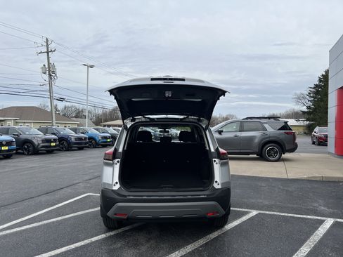 Used 2023 Nissan Rogue SV image 9