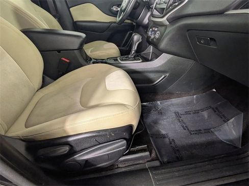 Certified 2016 Jeep Cherokee Sport image 30