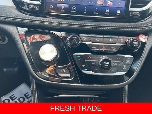 Used 2024 Chrysler Pacifica Premium FWD image 31