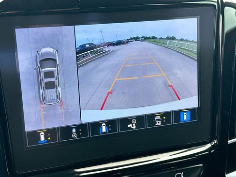 Used 2023 Chevrolet Traverse RS FWD image 17