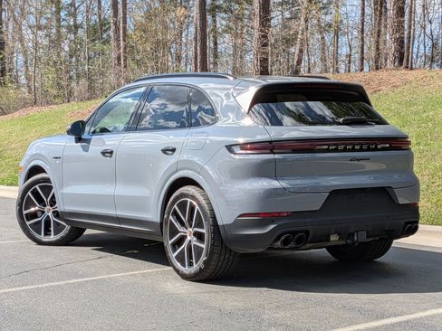 Certified 2025 Porsche Cayenne GTS AWD/4WD image 3