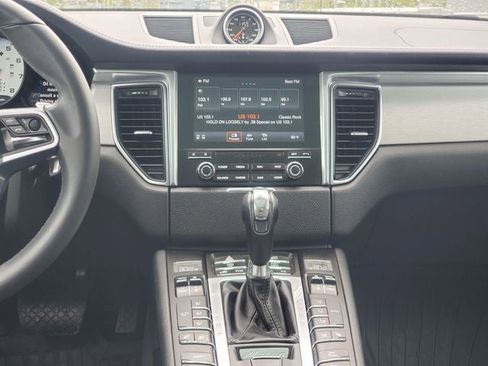 Used 2018 Porsche Macan Turbo AWD/4WD image 27