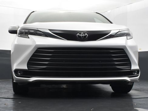 Used 2026 Toyota Sienna XLE FWD image 42