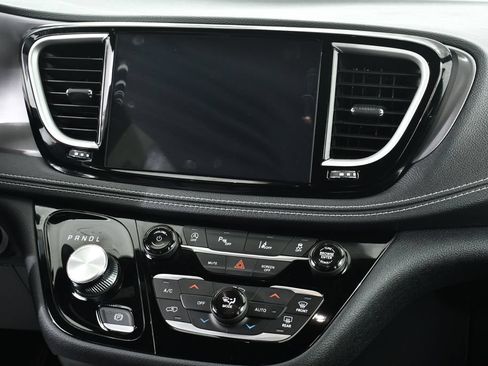 Used 2026 Chrysler Pacifica Select FWD image 10