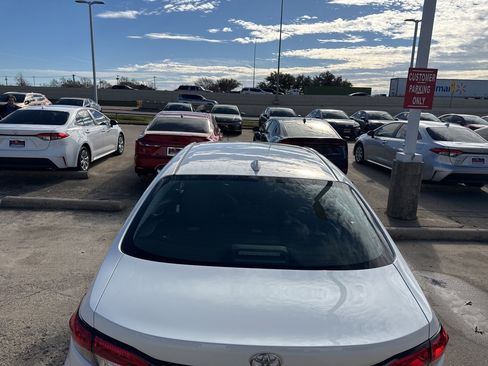 Used 2020 Toyota Corolla LE image 4