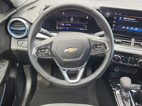 Certified 2025 Chevrolet Trax LT w/ LT Convenience Package FWD image 12
