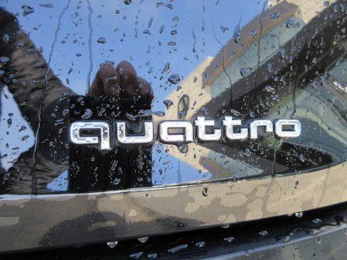 Used 2022 Audi e-tron Premium Plus image 10